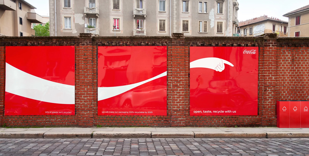 Un triptyque d’affiche Coca cola qui indique avec son ruban les poubelles de recyclâge. Publicité écologique de Coca-Cola